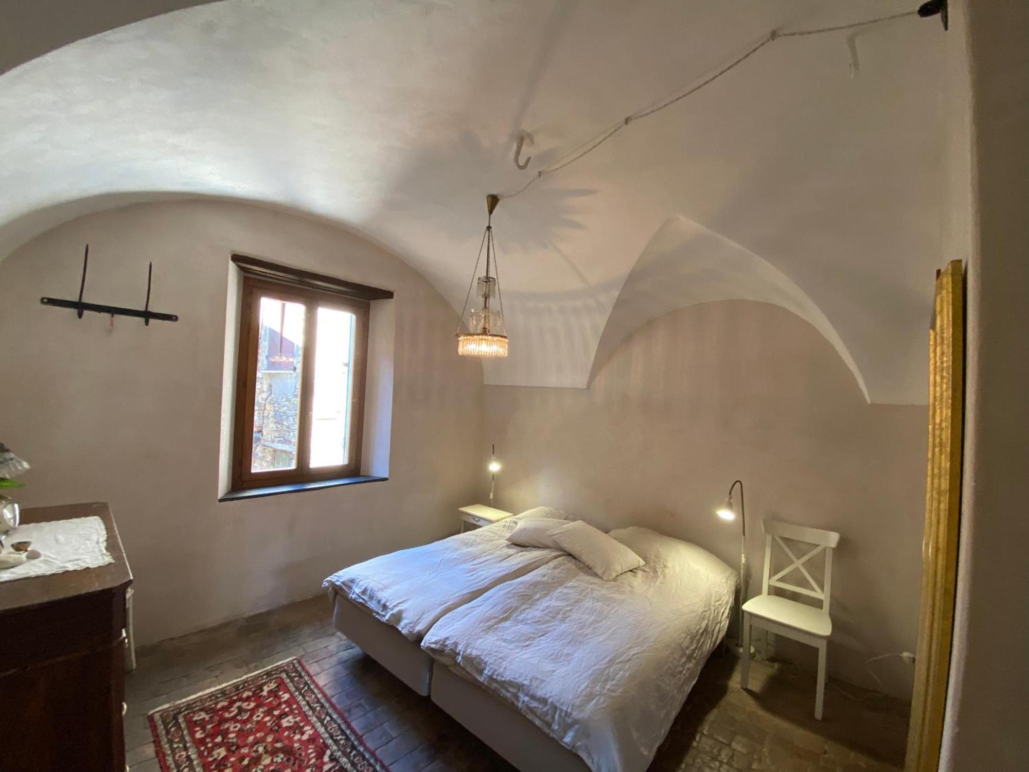 Iconic Italian Townhouse W Rooftop Terrace & Mountain View, Pigna Exterior foto