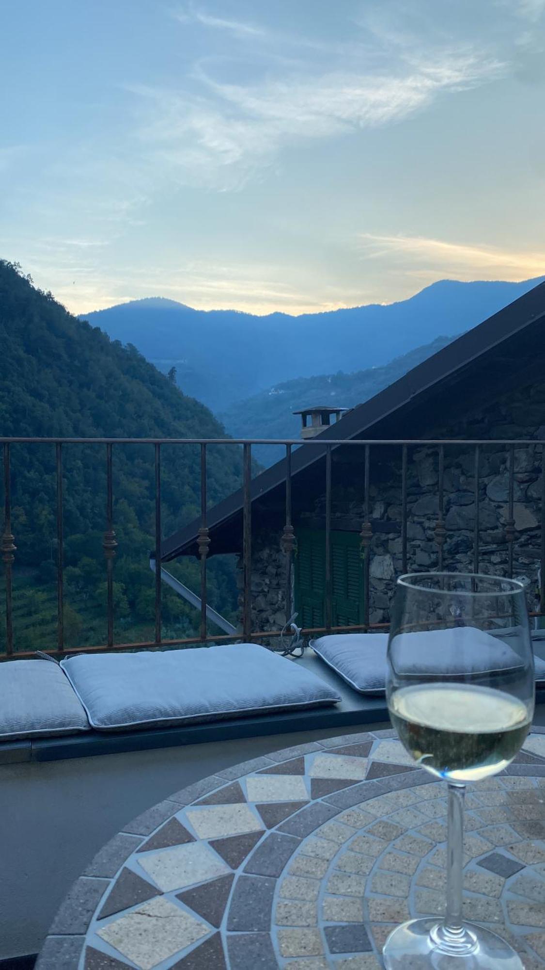 Iconic Italian Townhouse W Rooftop Terrace & Mountain View, Pigna Exterior foto